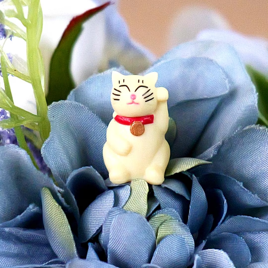 Good Luck Cat Minis Figure - Hand Painted & Collectible Miniature Figurine - Safari Ltd