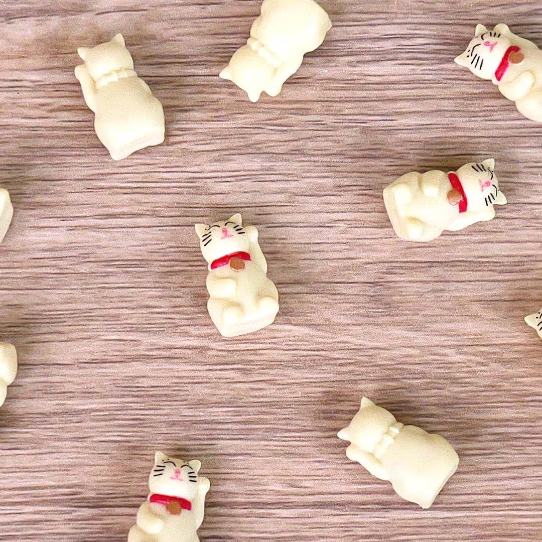 Good Luck Cat Minis Figure - Hand Painted & Collectible Miniature Figurine - Safari Ltd