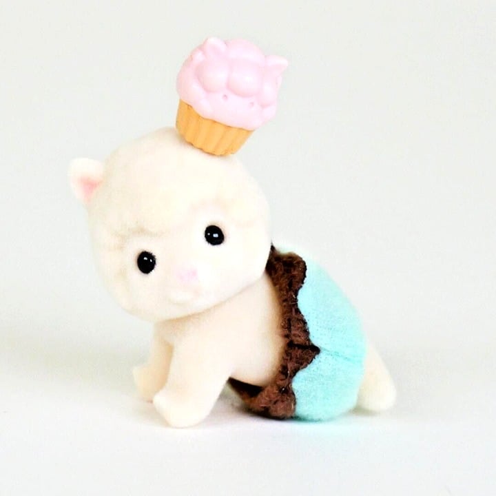 Calico Critters Alpaca Baby - Baking Baby Party Series