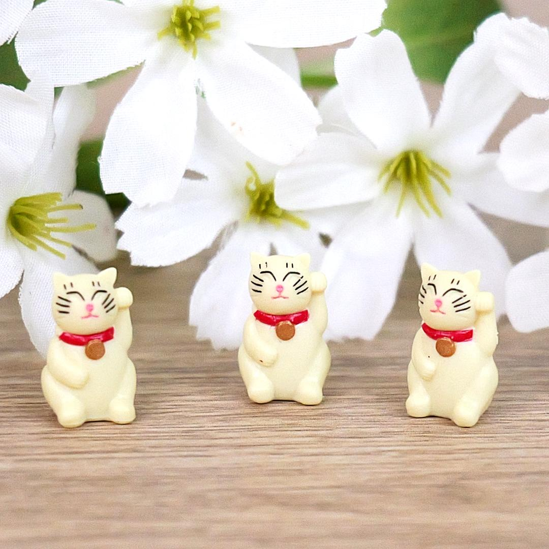 Good Luck Cat Minis Figure - Hand Painted & Collectible Miniature Figurine - Safari Ltd